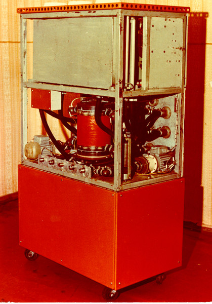 Установка ЭЛХА-003 разработанная и изготовленная В.М. Бахиром в 1986 г. в НПО «ВОСТОК», Ташкент, для получения электрохимически активированных анолита и католита в процессах изготовления печатных плат, гальванического производства.
