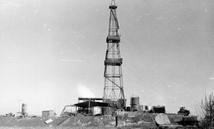 Буровая в пустыне  Кызыл-Кум, где в 1973 г. впервые был испытан метод регулирования параметров бурового раствора униполярным электрохимическим воздействием.