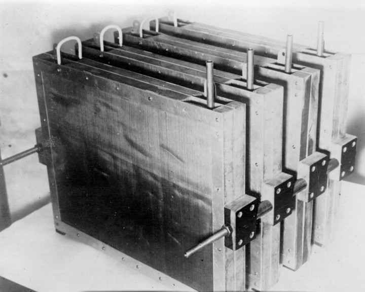 Первый электрохимический реактор для униполярной электрохимической обработки бурового раствора, разработанный В.М. Бахиром и изготовленный в СредАзНИИГазе.