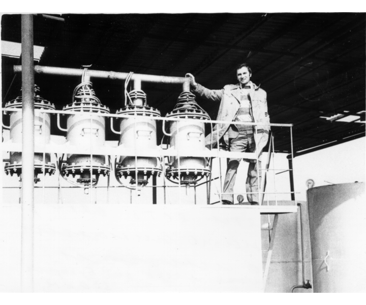 Разработка и промышленные испытания реакторов с коаксиальным размещением электродов и диафрагмы показали преимущества перед плоско-параллельными электродами и определили дальнейший путь развития электрохимических реакторов. Узбекистан, 1977 г.